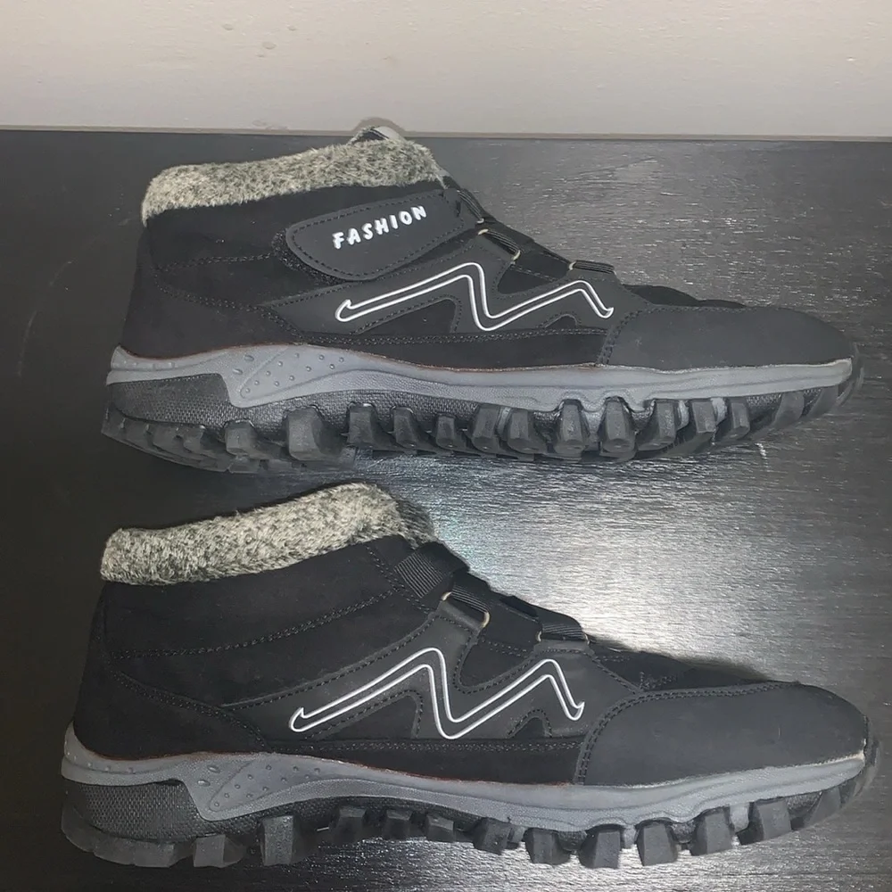 Faux Leather Fur Lined Unisex Snow Boots. Size 12 Men’s. Size 14 Women’s